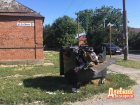 В Таганроге разыскивают вандалов, разворотивших евроконтейнер для мусора