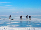 На лёд Таганрогского залива вышли бесстрашные хоккеисты