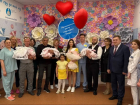 Дарина, Арина и Таисия: таганроженка выписалась из роддома с тройней