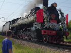 Сотни таганрожцев встретили ретропоезд «Победа»