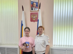 Таганрогские полицейские вручили паспорта юным гражданам