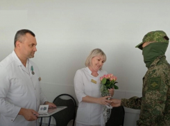 Таганрогские медики получили медали «За помощь фронту» - для награждения приехал боец с передовой