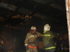 15 сотрудников МЧС тушили пожар на складе под Таганрогом