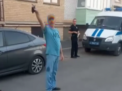 «Вам всем конец!»: в Таганроге мужчина напился и устроил опасное шоу - видео