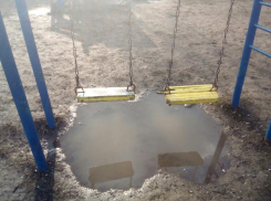 «Покатался и ноги помыл»: таганрожца озадачил вид детских качелей