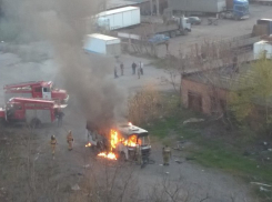 В Таганроге сгорел бесхозный автобус