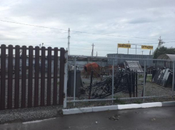 В Таганроге незаконно занявшему землю кладбища предпринимателю А.Сычеву вручили портфель директора