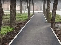 В таганрогском сквере «Больничном» появился тротуар, которого изначально не планировали