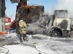 В Таганроге заполыхала огнем заправка «Лавр»