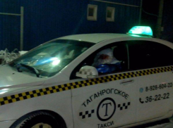 В Новогоднюю ночь в Таганроге Дед Мороз обслуживал пассажиров такси