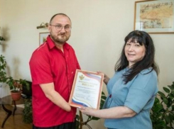 Таганрожца Сергея Бурлакова наградили за достойный пример ответственного отцовства