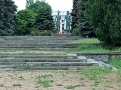 Абхазия в миниатюре: таганроженка показала как центр города зарос травой