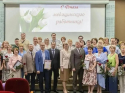 Медики Таганрога получили награды накануне профессионального праздника