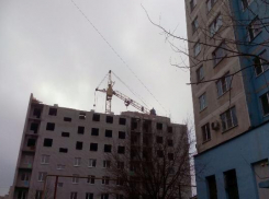 В Таганроге все выходные стрела башенного крана грозилась упасть на дорогу