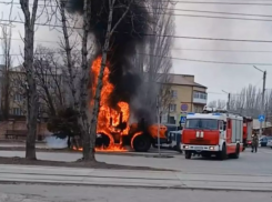 Вспыхнул факелом: в Таганроге внезапно на ходу воспламенился экскаватор - что известно к этому часу