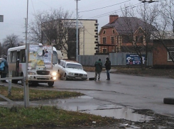 В Таганроге «Волга» нырнула в дорожную яму