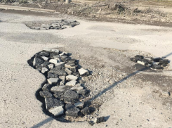 Пазл из кусков асфальта собирают в дорожных ямах Таганрога