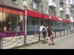 Юные попрошайки продолжают работать на улицах Таганрога