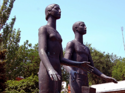 Пойман вандал, написавший три буквы на памятнике в Таганроге