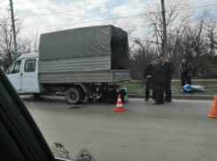 Шофер трехколесного мопеда  залетел под «Газель» на шоссе в Таганроге