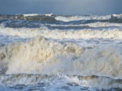Синоптики продлили штормовое предупреждение в Таганроге еще на сутки