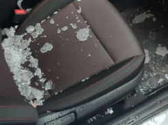 «Я ломал стекло»: дебоширы бьют окна машин, но салон не обворовывают