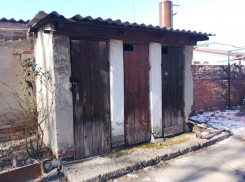 Часть горожан в историческом центре Таганрога до сих пор использует уличные туалеты 