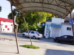 «Хоть и не должны»: в Таганроге отремонтируют остановку после нашей публикации 