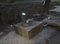 Сломали таки: памятник Павлу Деревянко в Таганроге и дня не продержался