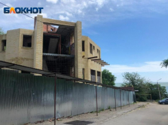 В Таганроге строят мини-гостиницу за забором Центрального пляжа 