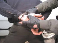 В Таганроге полицейский распространял наркотики
