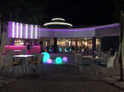  Летняя площадка кафе «DEJA VU»* ждет старых и новых друзей, чтобы попробовать обновленное меню