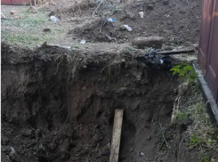 Оставшиеся без горячей воды таганрожцы готовы на руках перенести мешающий ремонтникам гараж