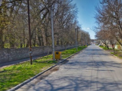 В Таганроге вандалы украли новые ограждения в Малом Садовом переулке