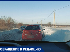 Въезд в Таганрог критически завален снегом: водители рискуют попасть в аварию