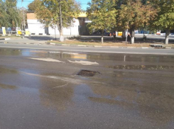 В Таганроге посреди дороги вновь провалился асфальт