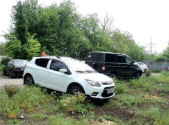 Припарковаться на газоне - обычное дело для автохамов Таганрога