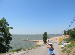 Центральный пляж продолжают приводить в порядок