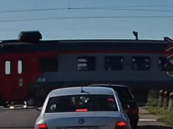 Под Таганрогом пенсионерку сдуло под колёса электрички