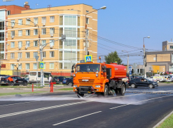 «Это что — отпариватель?»: жительниц Таганрога насмешила «уборка» улиц поливальными машинами (видео)