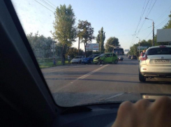 Две легковушки не поделили широкую дорогу в Таганроге