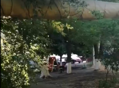 Детям – да, лужам – нет: в Таганроге устранили течь трубы возле детского сада