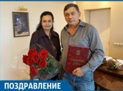 Таганрогского фотографа Сергея Копылова наградила почетной грамотой глава города