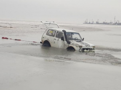 В Таганрогском заливе горе-экстремалы застряли в автомобиле на льду 