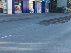 В Таганроге «сгрызли» асфальт вместе со свеженанесенной дорожной разметкой
