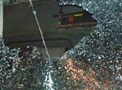 От бутылки, брошенной в окно трамвая, в Таганроге пострадал подросток