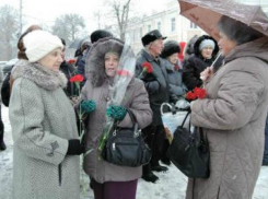 В Таганроге  Антону Павловичу Чехову возложили цветы к подножию памятника