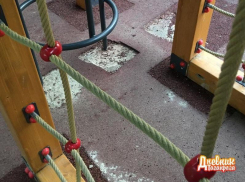 Обновленная площадка со старыми дырами ждет детей в Таганроге