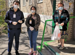Одиноким жителям Таганрога помогают 32 волонтера 