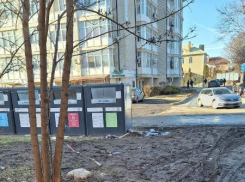 «Зона отчуждения»: таганроженка устроила «фотосессию» полностью уничтоженных дорог на Русском поле